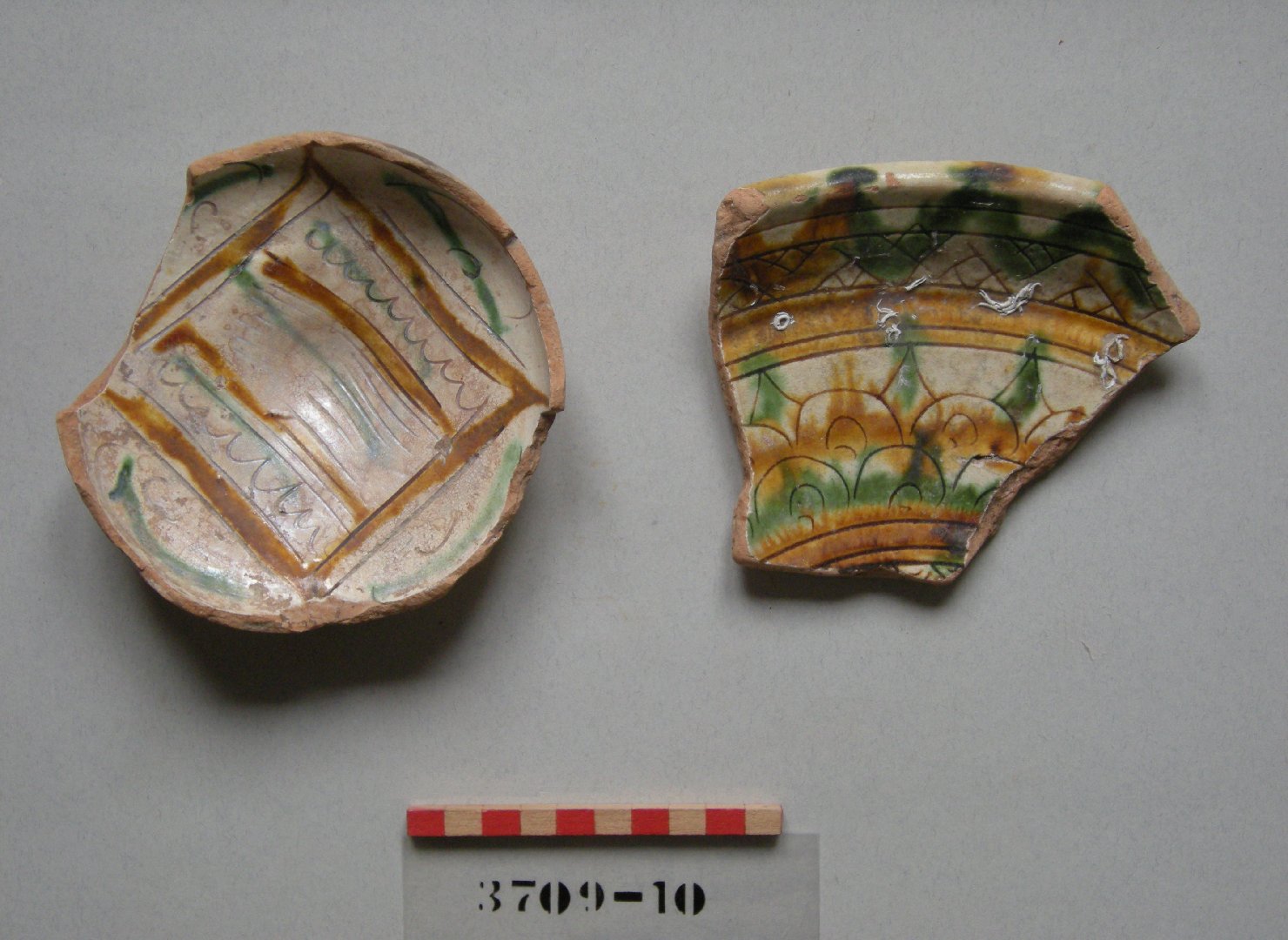 motivi decorativi geometrici (bacino, frammento) - ambito veneziano (sec. XVI)