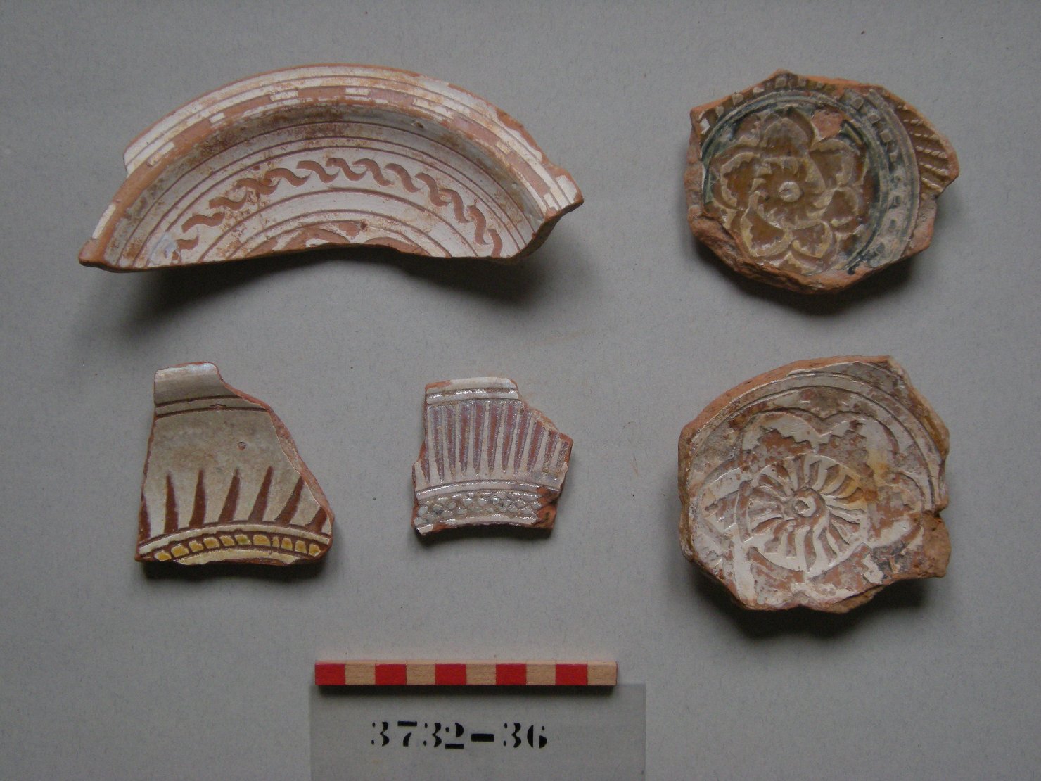 motivi decorativi geometrici e vegetali (piatto, frammento) - ambito veneziano (sec. XVI)