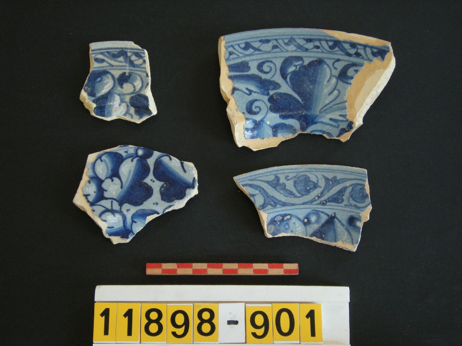 motivi decorativi vegetali (piatto, frammento) - ambito veneziano (seconda metà sec. XVI)