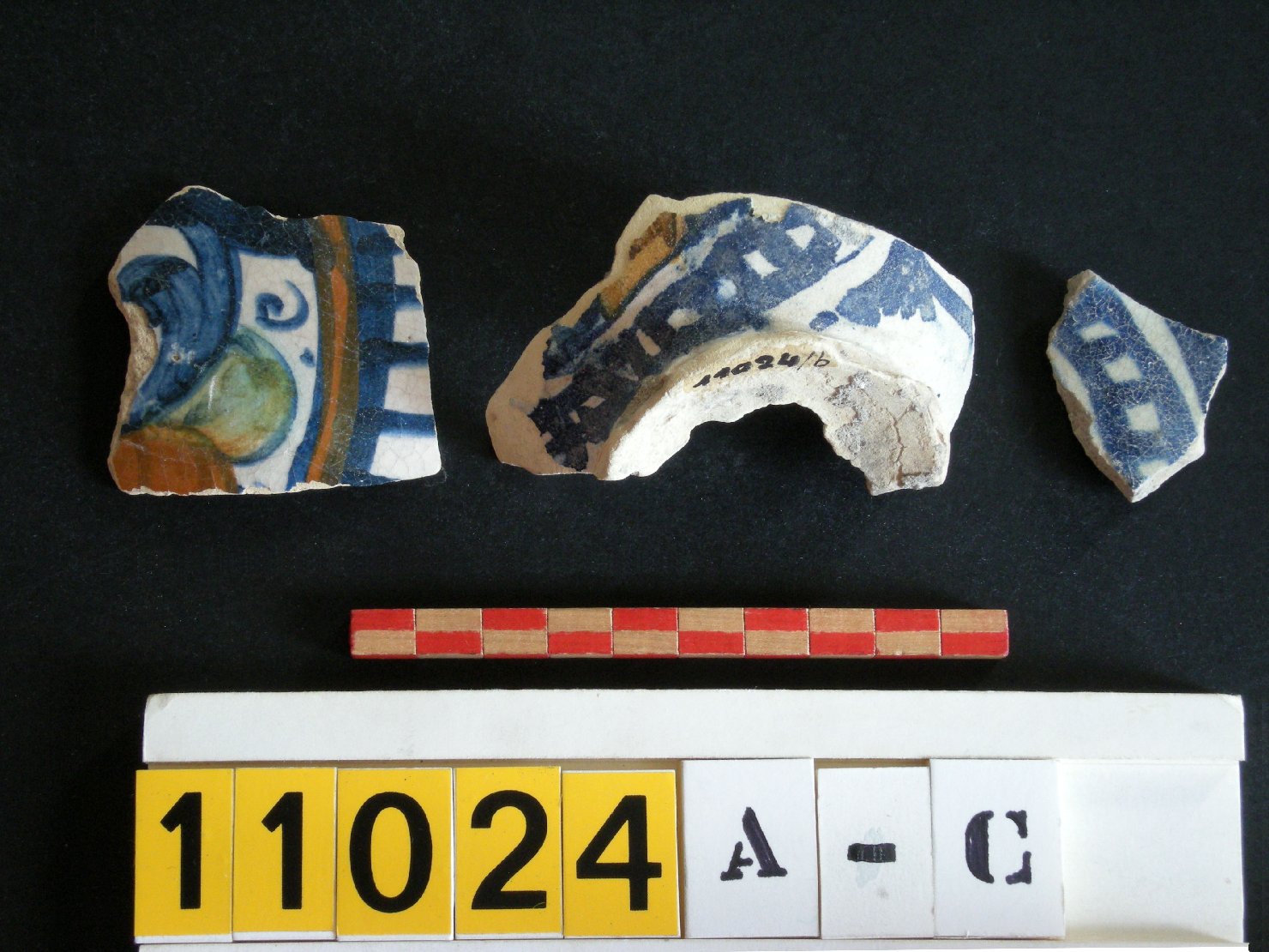 motivi decorativi geometrici e vegetali (boccale, frammento) - ambito faentino (ultimo quarto sec. XV)