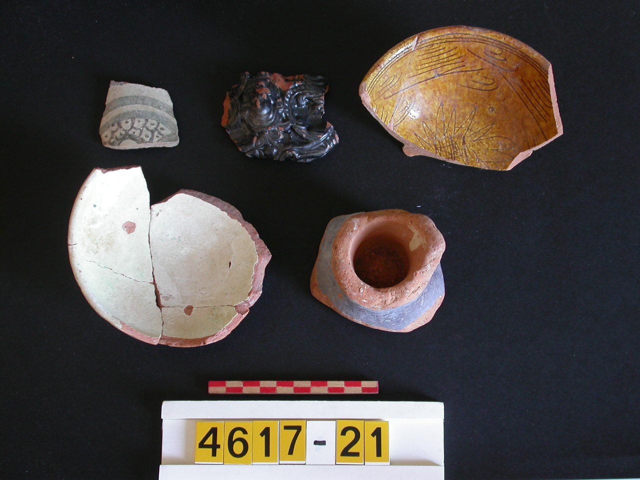 motivi decorativi geometrici e vegetali (scodella, frammento) - ambito veneziano (secc. XVI/ XVII)