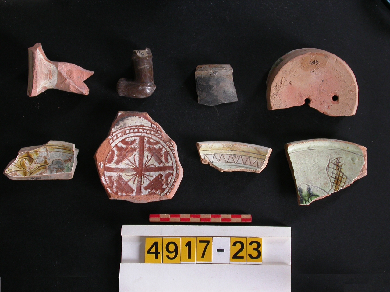 motivi decorativi geometrici e vegetali (piatto, frammento) - ambito veneziano (secc. XVI/ XVII)