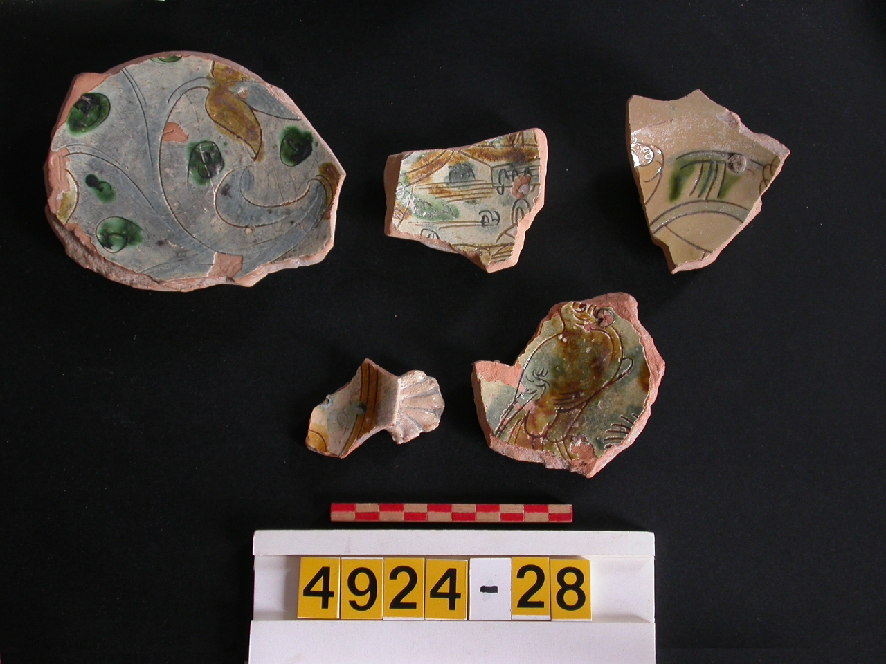 motivi decorativi geometrici e vegetali (piatto, frammento) - ambito veneziano (secc. XVI/ XVII)