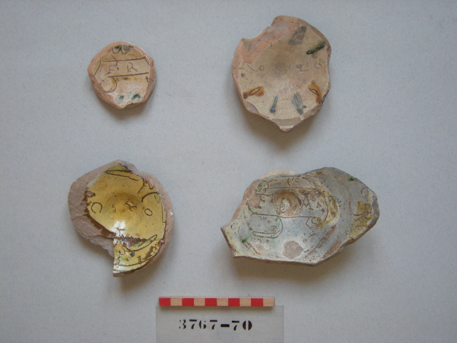 iscrizione (piatto, frammento) - ambito veneziano (secc. XVI/ XVII)