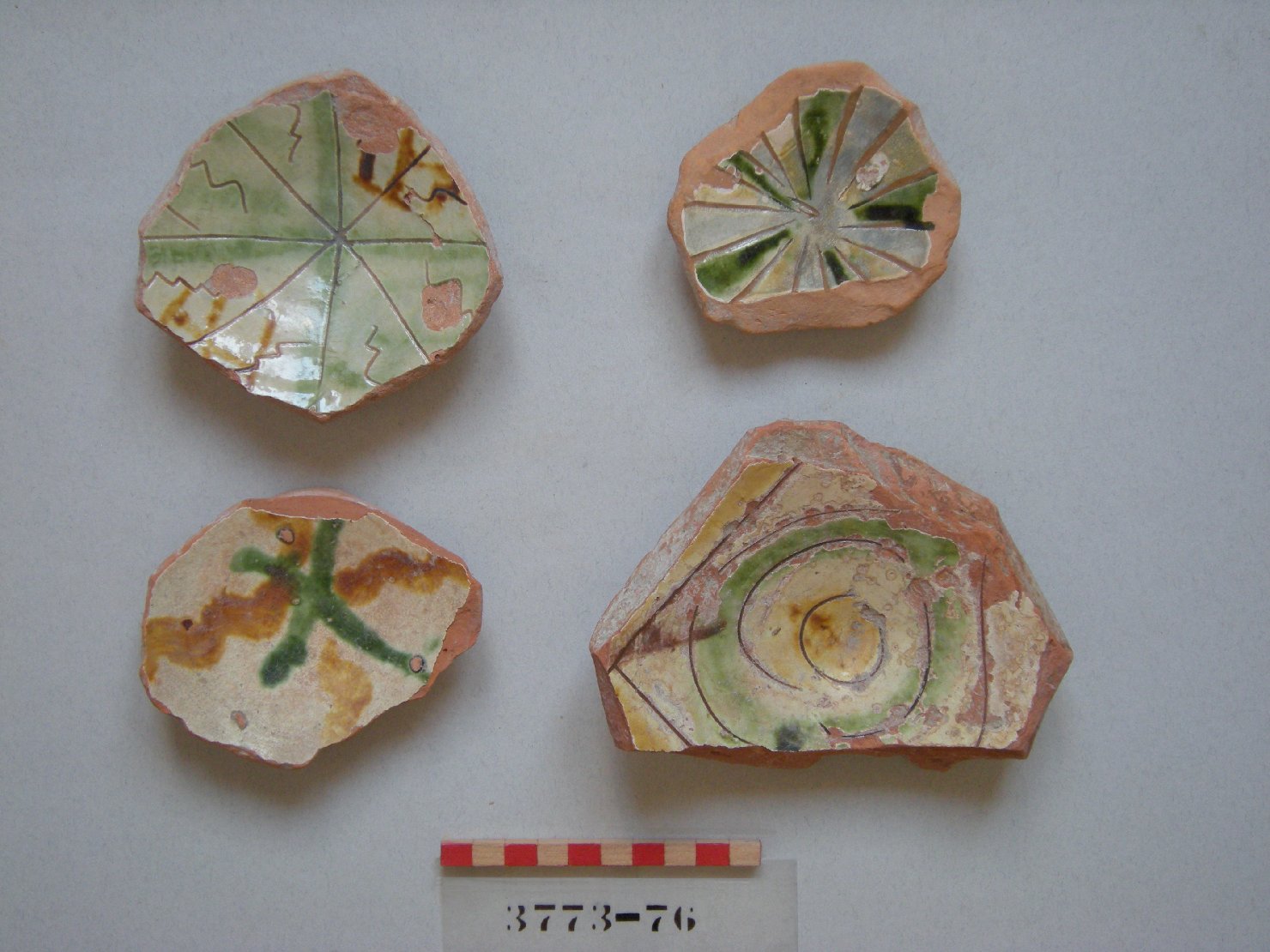 motivo decorativo geometrico (piatto, frammento) - ambito padano (secc. XVI/ XVII)