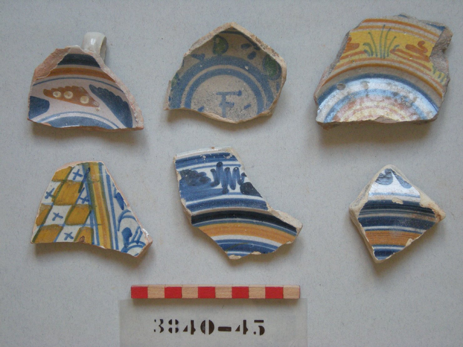 motivi decorativi geometrici (piatto, frammento) - ambito romagnolo-marchigiano (ultimo quarto sec. XVI)