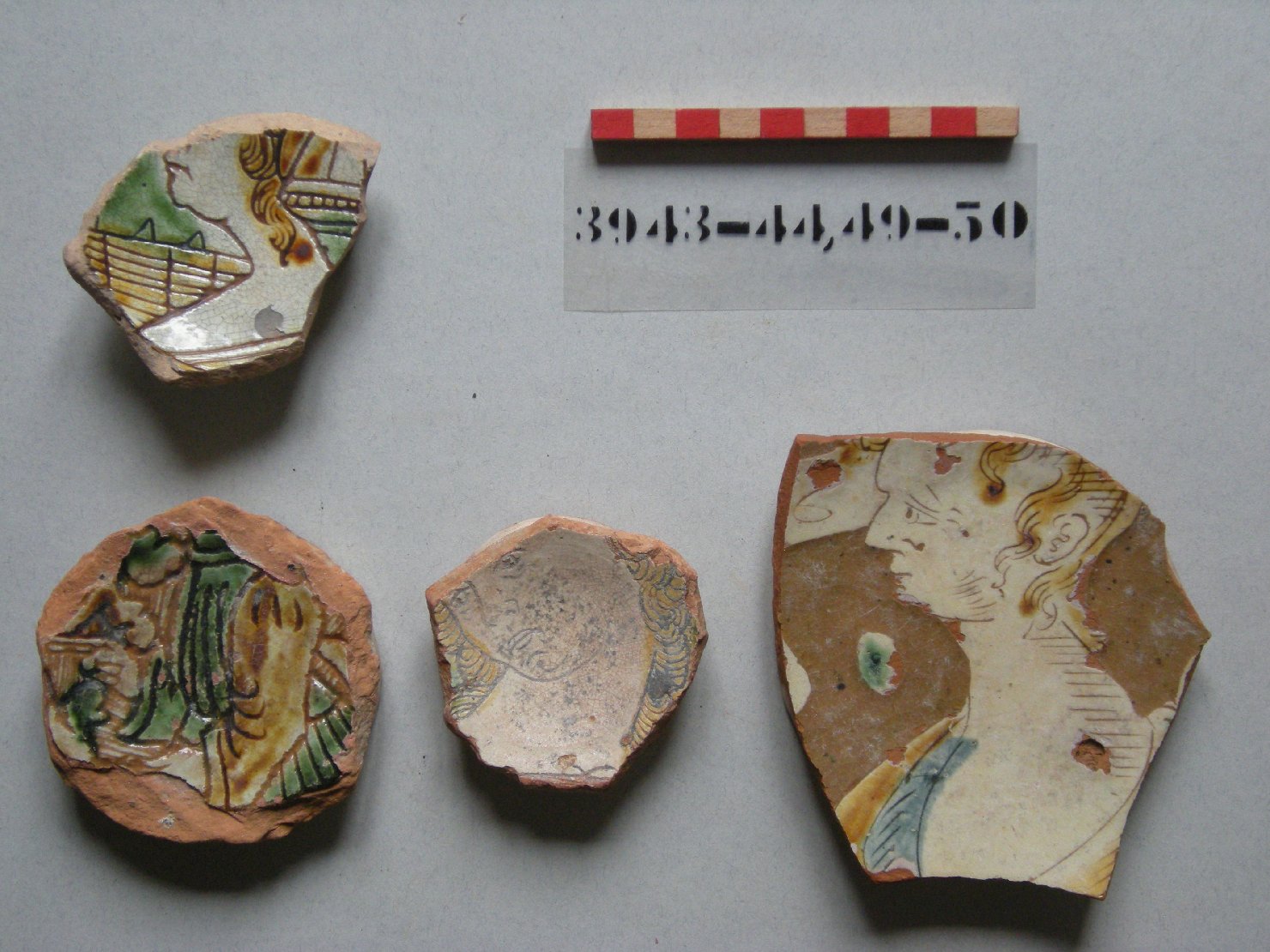 figura maschile di anziano (piatto, frammento) - ambito veneziano (secc. XVI/ XVII)