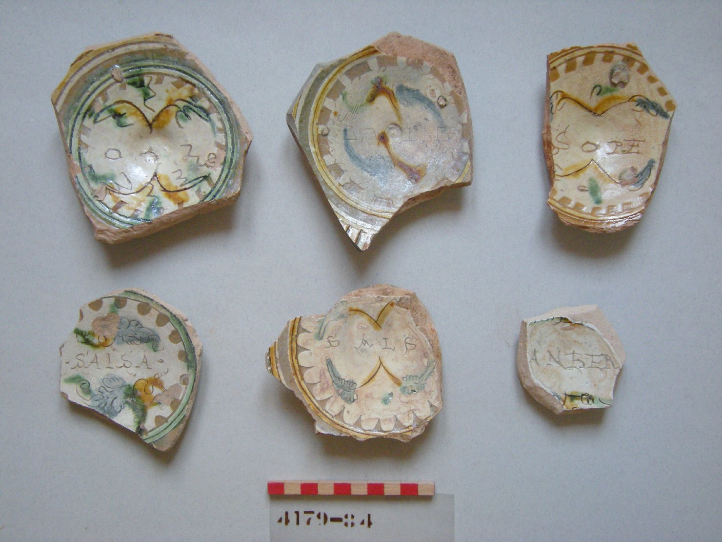 iscrizione (piatto, frammento) - ambito veneziano (secc. XVI/ XVII)