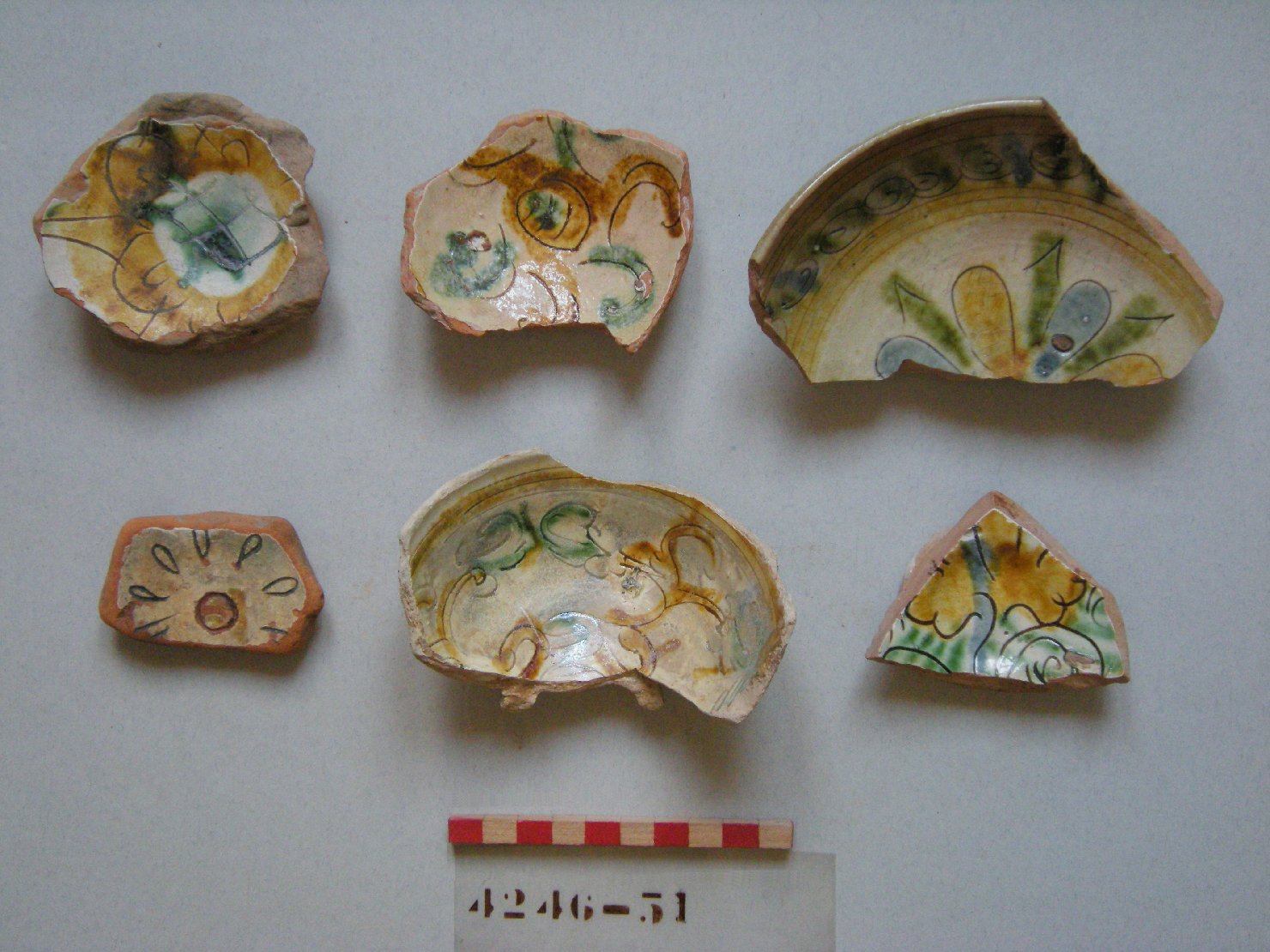 fiore (scodella, frammento) - ambito veneziano (sec. XVI)