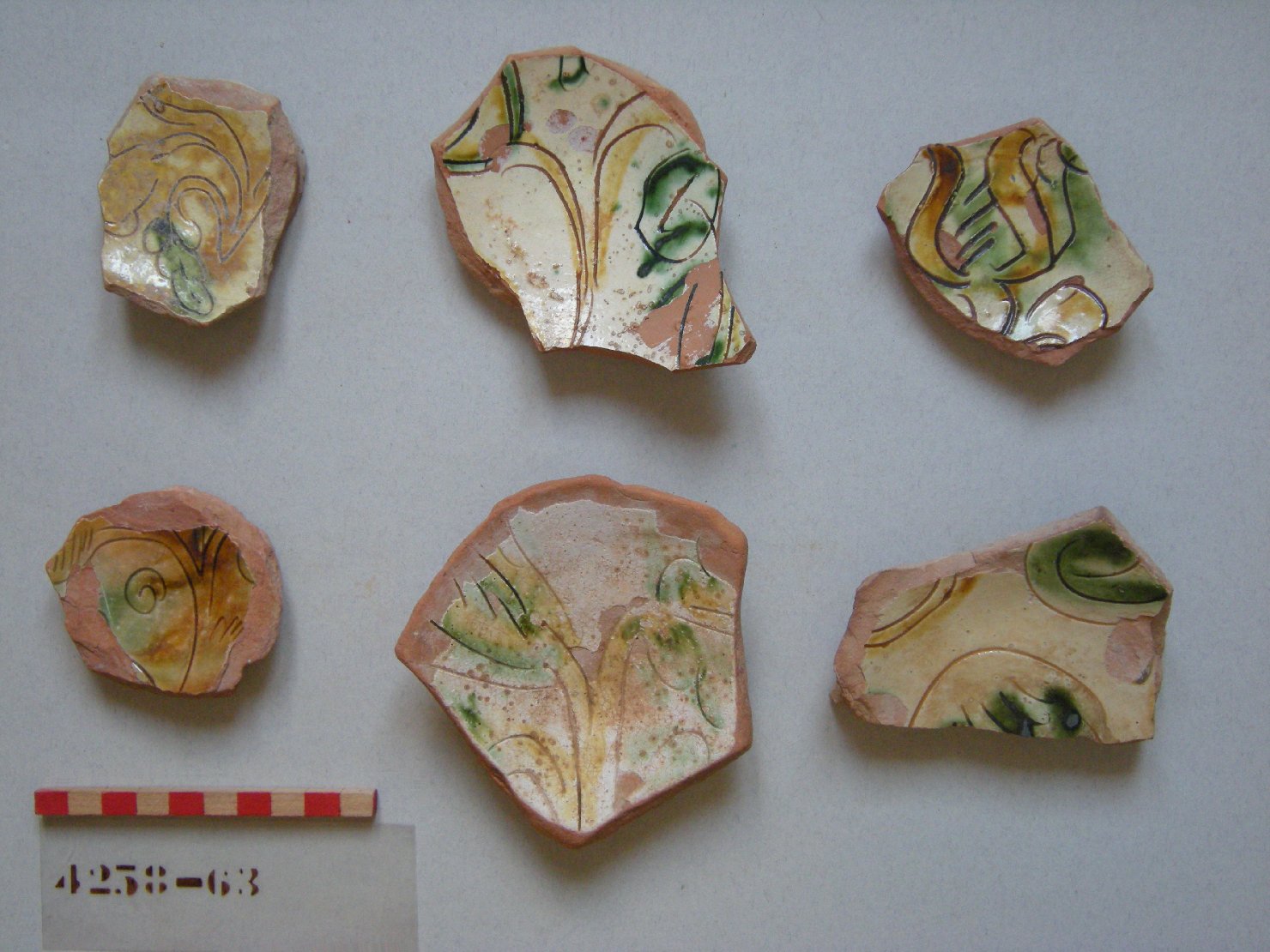 motivi decorativi vegetali (piatto, frammento) - ambito veneziano (secc. XVI/ XVII)