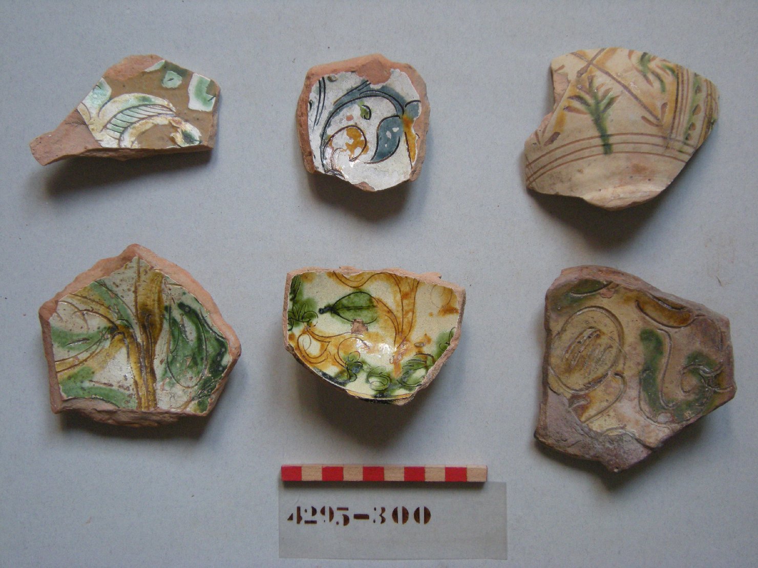 motivi decorativi vegetali (scodella, frammento) - ambito padano (secc. XVI/ XVII)