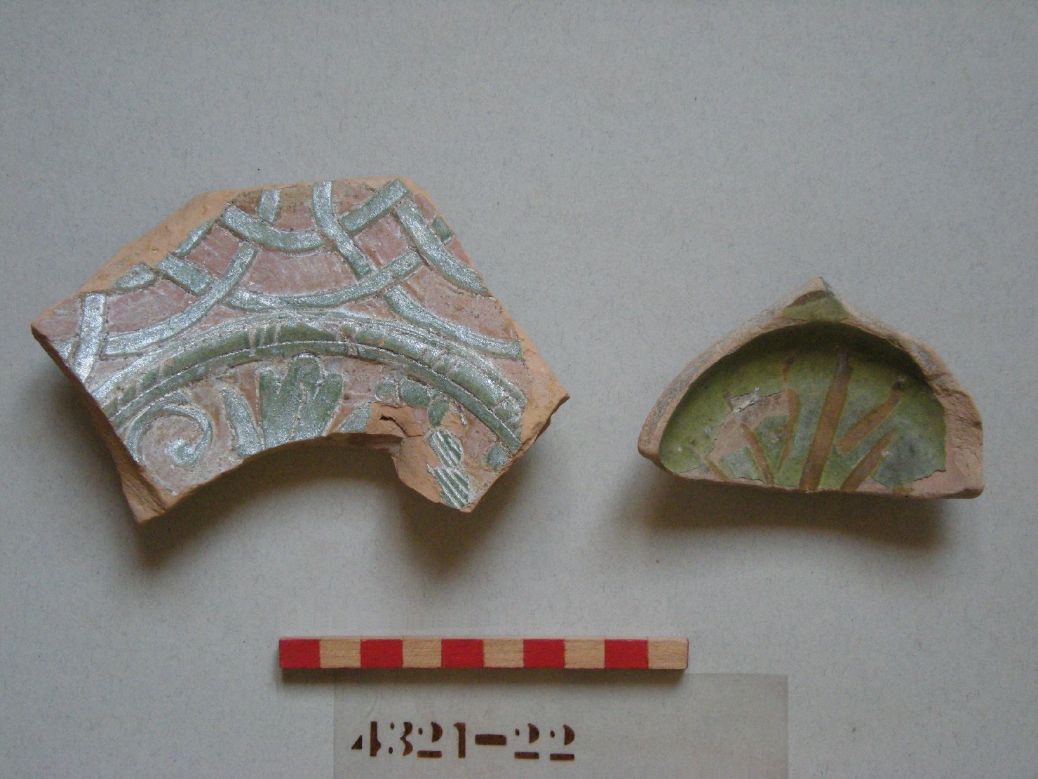 motivi decorativi geometrici e vegetali (piatto, frammento) - ambito veneziano (sec. XVI)