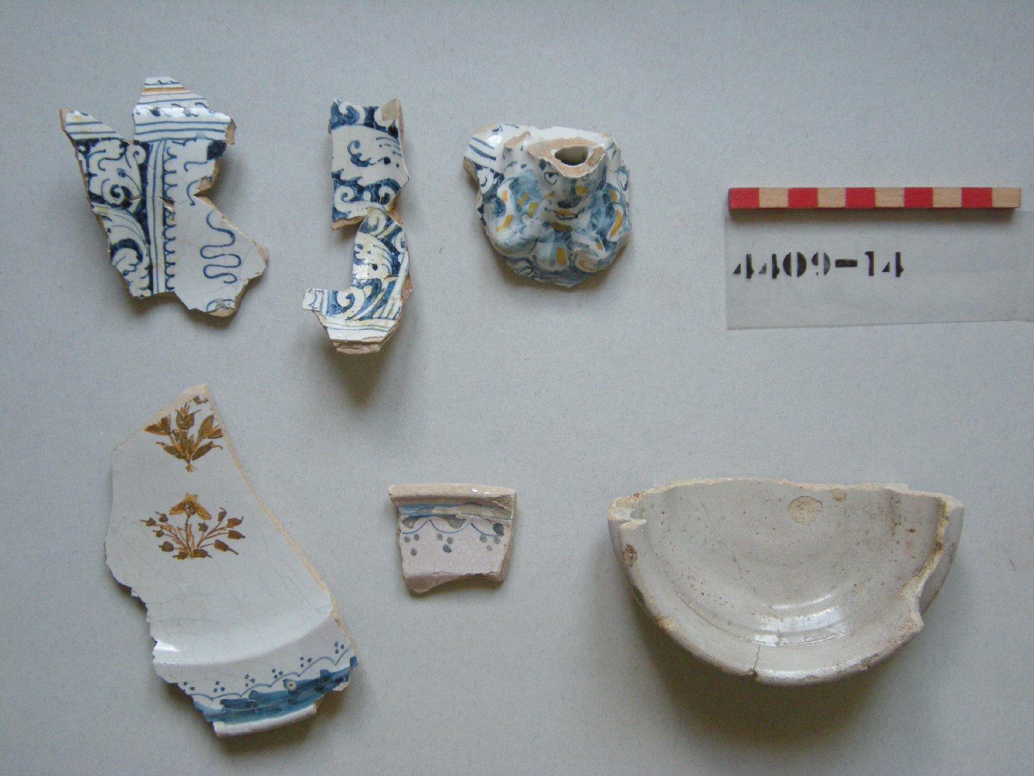 motivi decorativi vegetali (piatto, frammento) - ambito veneto (secc. XVII/ XVIII)