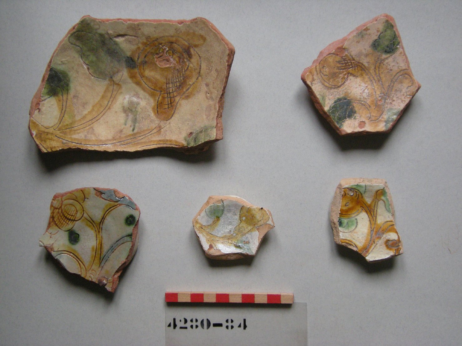 motivi decorativi vegetali (piatto, frammento) - ambito veneziano (secc. XVI/ XVII)