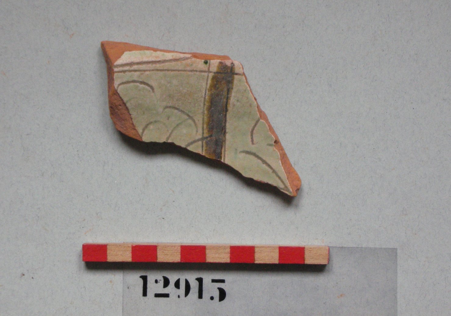 motivi decorativi geometrici e vegetali (bacino, frammento) - ambito veneziano (secc. XIV/ XV)