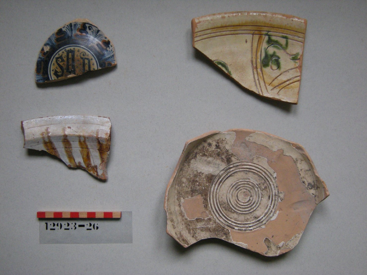 motivi decorativi geometrici e vegetali (bacino, frammento) - ambito veneziano (secc. XVII/ XVIII)