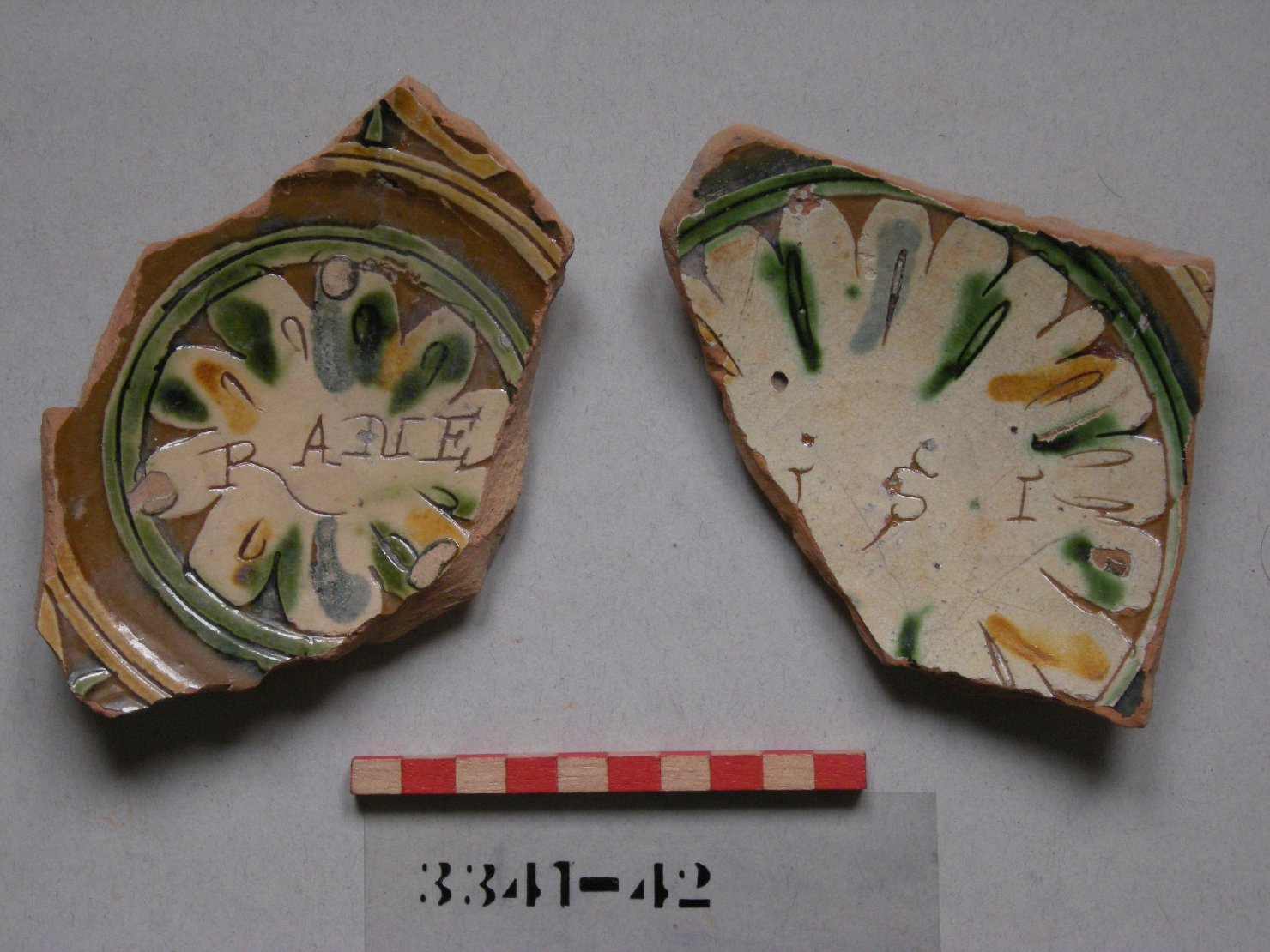 iscrizione (piatto, frammento) - ambito veneziano (secc. XVI/ XVII)