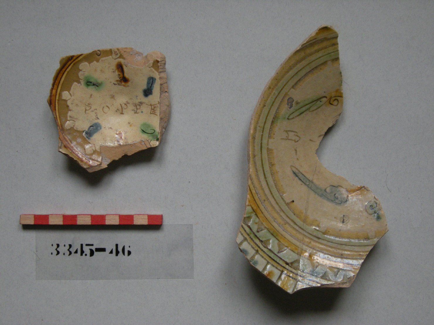 iscrizione (piatto, frammento) - ambito veneziano (secc. XVI/ XVII)