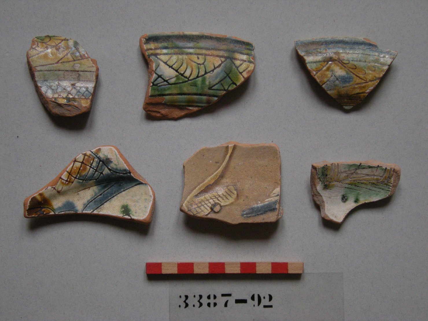 motivi decorativi geometrici e vegetali (piatto, frammento) - ambito veneziano (sec. XVI)