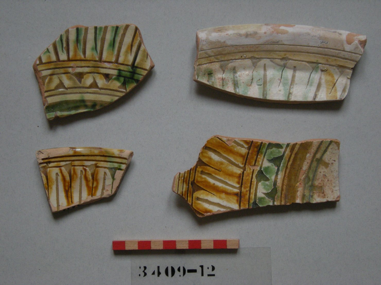 motivi decorativi geometrici (piatto, frammento) - ambito veneziano (secc. XVI/ XVII)