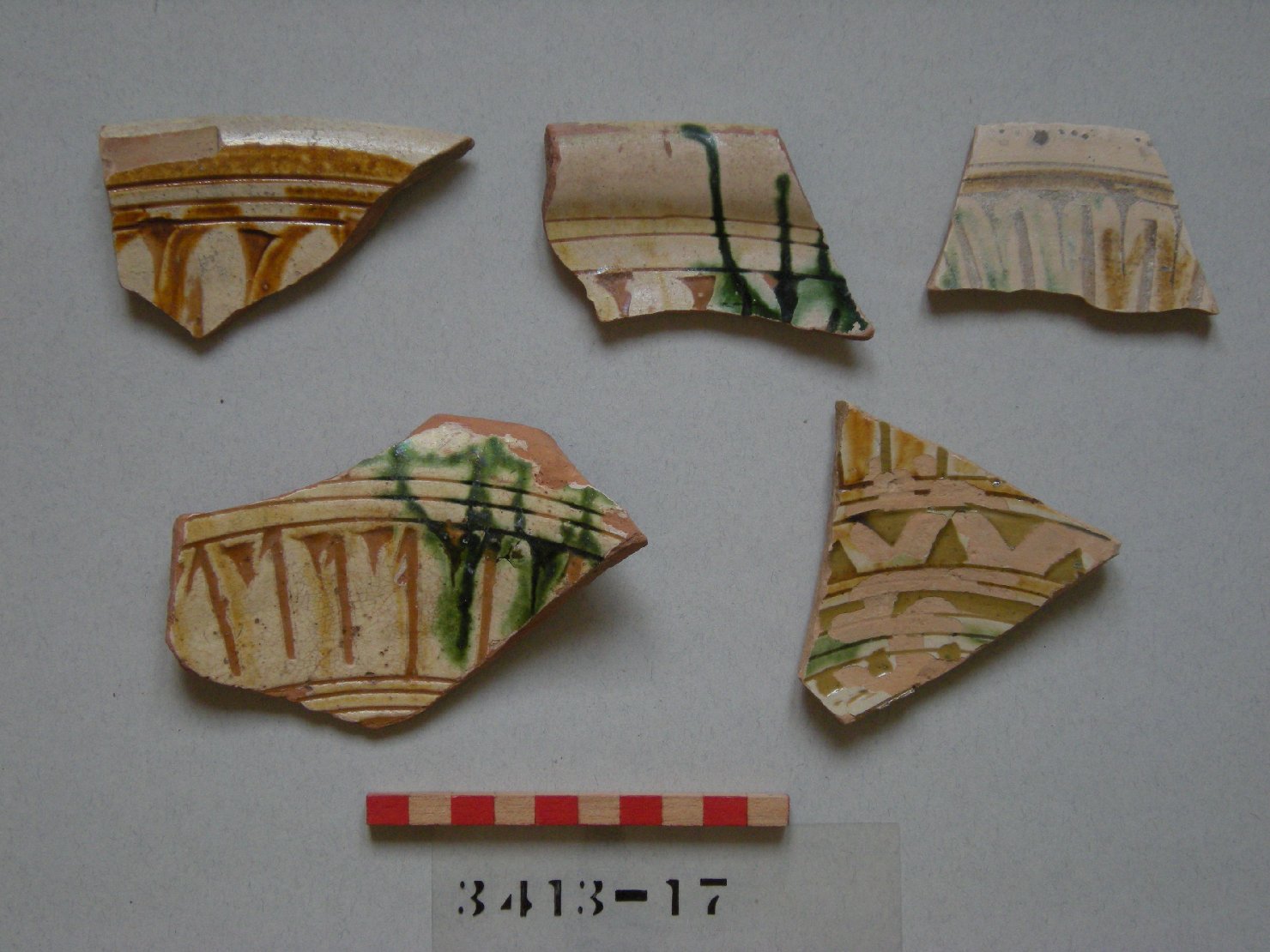 motivo decorativo geometrico (piatto, frammento) - ambito veneziano (secc. XVI/ XVII)