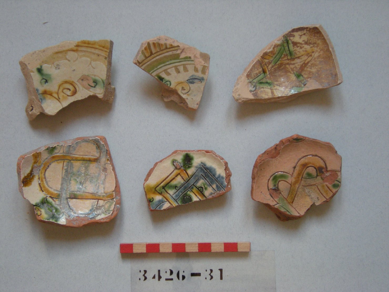 motivi decorativi vegetali (piatto, frammento) - ambito veneziano (secc. XVI/ XVII)