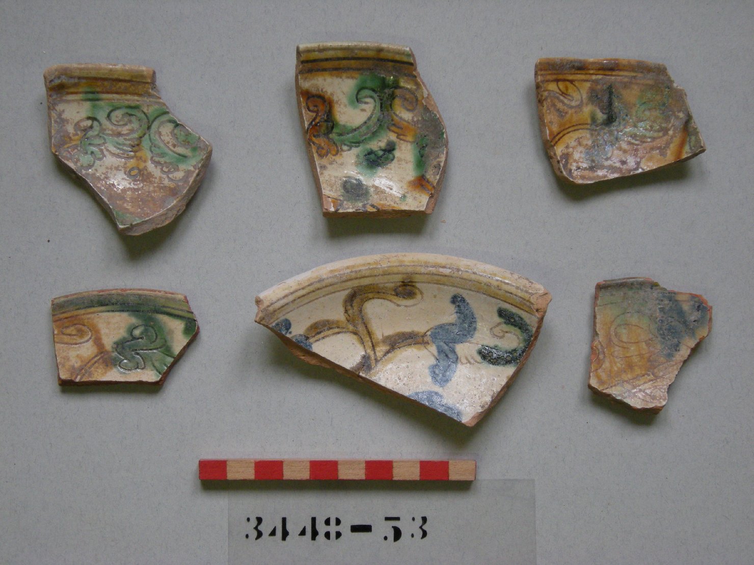 motivi decorativi vegetali (scodella, frammento) - ambito veneziano (secc. XVI/ XVII)