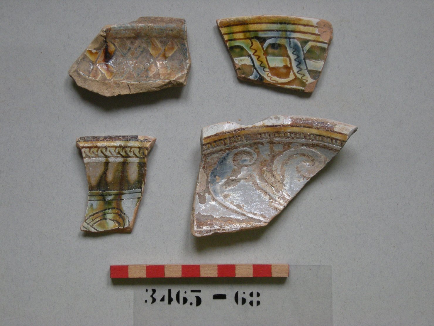 motivi decorativi geometrici (piatto, frammento) - ambito veneziano (secc. XVI/ XVII)