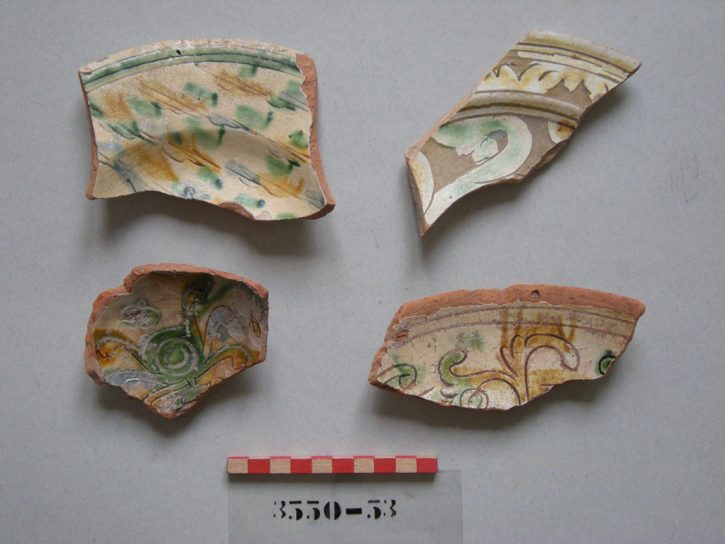 motivi decorativi vegetali (piatto, frammento) - ambito veneziano (secc. XVI/ XVII)