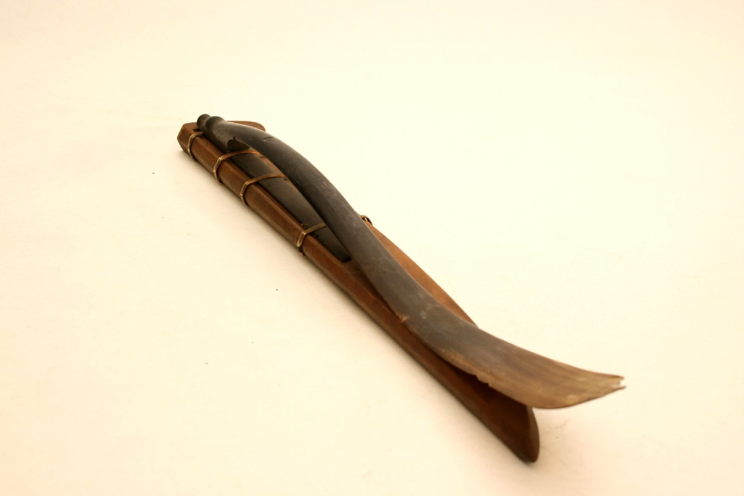 fodero di pugnale, opera isolata - produzione indonesiana (fine/inizio secc. XIX/ XX)