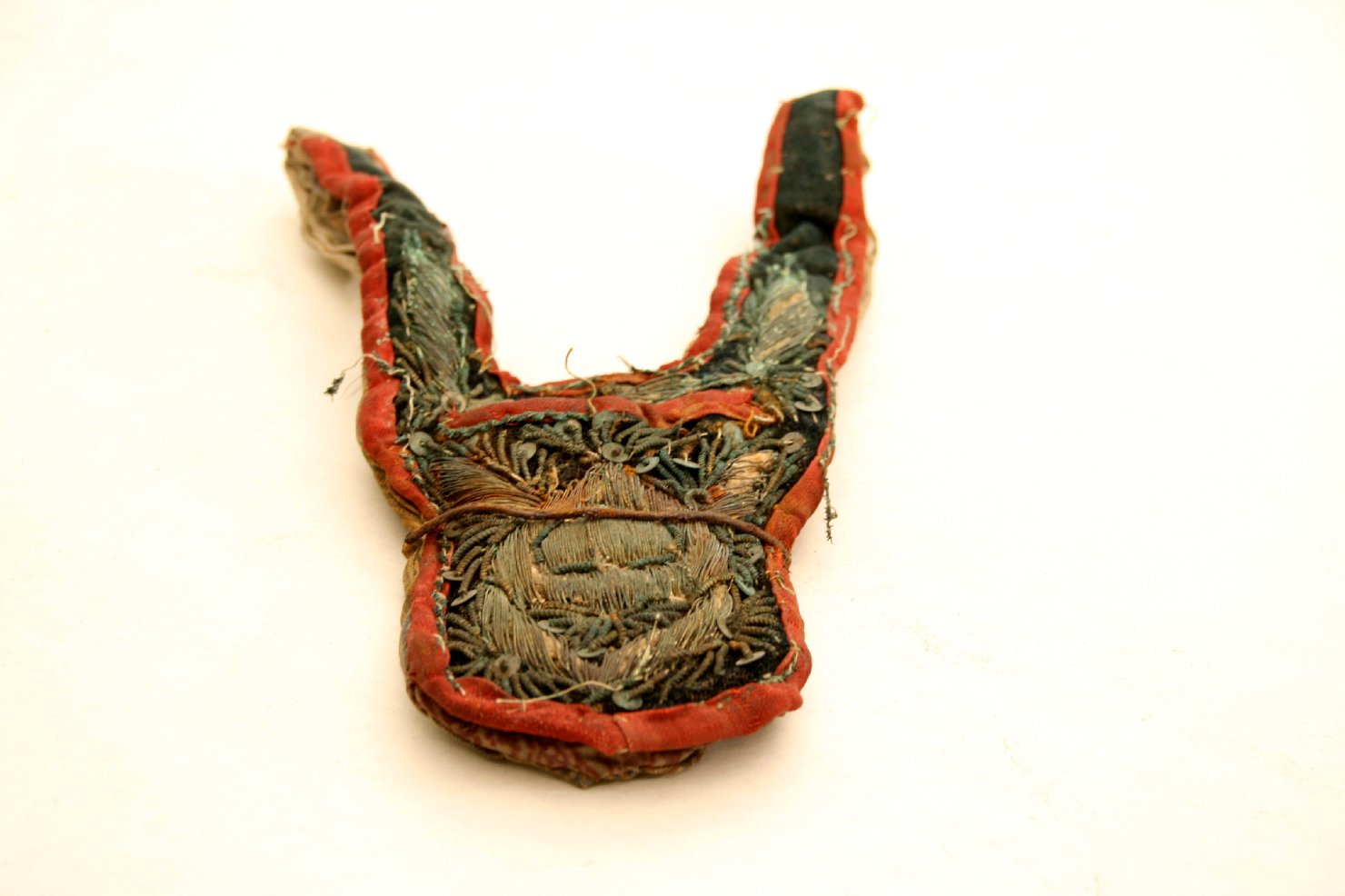 decorazione a ricamo, opera isolata - produzione indonesiana (fine/inizio secc. XIX/ XX)