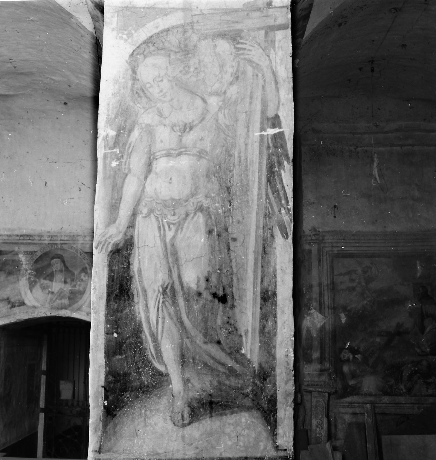 angelo con simboli della passione: croce (dipinto, elemento d'insieme) di Bordone Andrea (attribuito) (secc. XVI/ XVII)