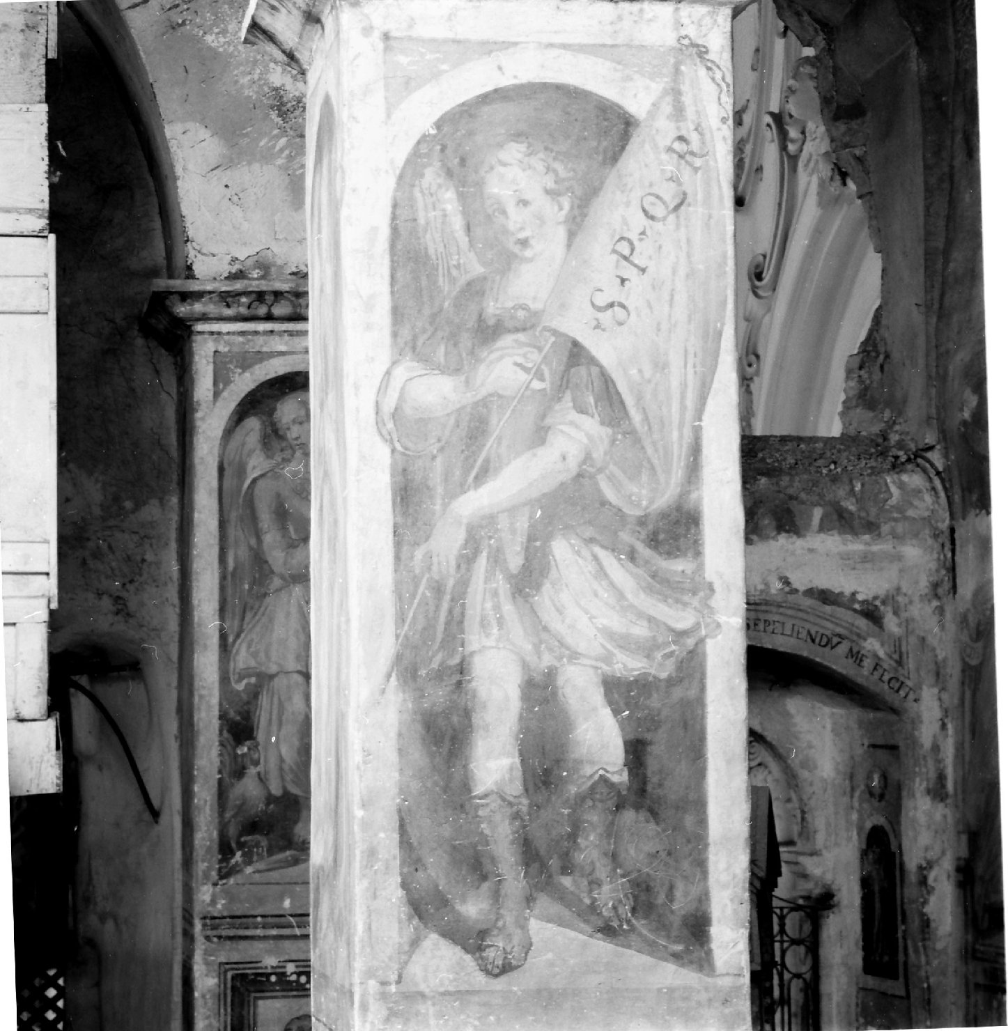 angelo con simbolo della passione: stendardo romano (dipinto, elemento d'insieme) di Bordone Andrea (attribuito) (secc. XVI/ XVII)
