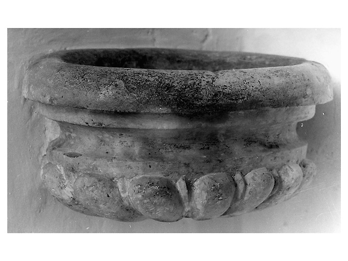 acquasantiera da parete - ambito Italia meridionale (seconda metà sec. XVI)