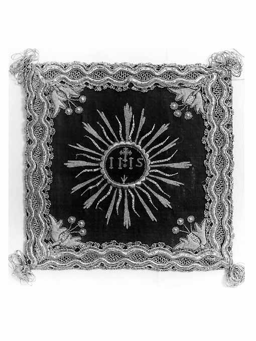 monogramma cristologico (borsa del corporale, elemento d'insieme) - manifattura monastica (sec. XIX)