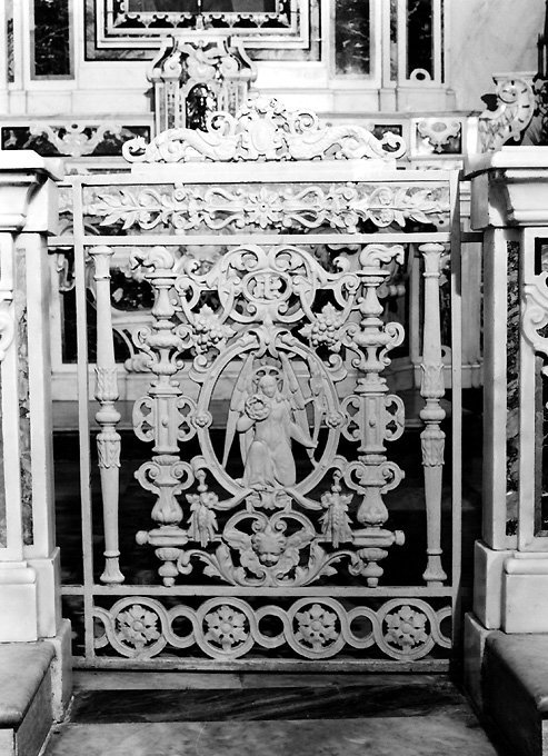 angelo con strumento della passione: corona di spine (cancello di balaustrata) - ambito Italia meridionale (primo quarto sec. XX)