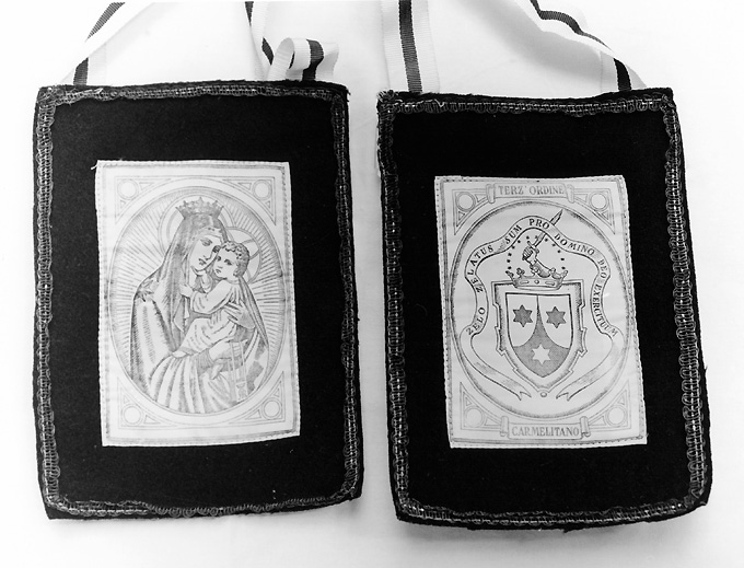 Madonna del Carmelo, Stemma dell'ordine carmelitano (scapolare) - manifattura pugliese (prima metà sec. XX)