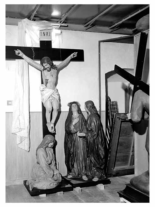 Cristo crocifisso con la Madonna, San Giovanni Evangelista e Santa Maria Maddalena (gruppo scultoreo) - manifattura leccese (secc. XIX/ XX)