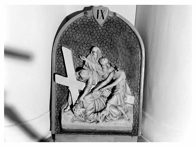 stazioni della via crucis, stazione VII: Gesù cade sotto la croce la seconda volta (formella, serie) - manifattura leccese (sec. XX)