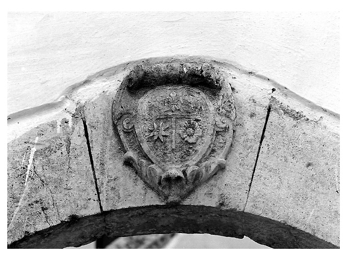 stemma gentilizio (rilievo) - ambito Italia meridionale (ultimo quarto sec. XVII)