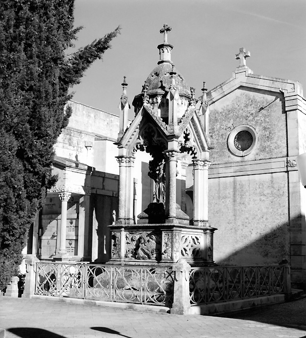 monumento funebre, insieme di Laricchia Giovanni (bottega) (sec. XX)