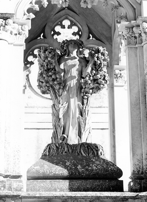 figura femminile orante (scultura, elemento d'insieme) di Laricchia Giovanni (bottega) (sec. XX)