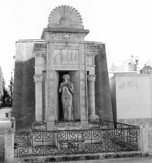 monumento funebre, insieme di Laricchia Giovanni (e aiuti) (sec. XX)