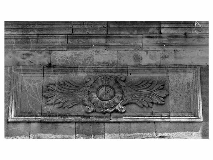 monogramma cristologico (decorazione plastica) di De Lillo Michelangelo, Conforti Luigi (sec. XIX)