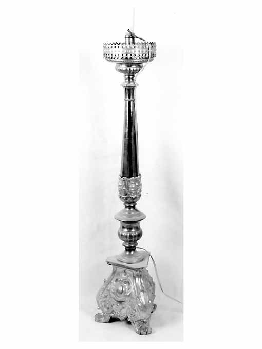 motivi decorativi geometrici e vegetali stilizzati (candeliere, serie) - ambito Italia meridionale (secondo quarto sec. XX)