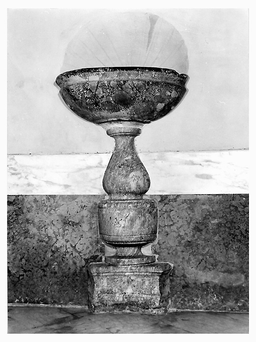 acquasantiera - a fusto - ambito pugliese (seconda metà sec. XVII)