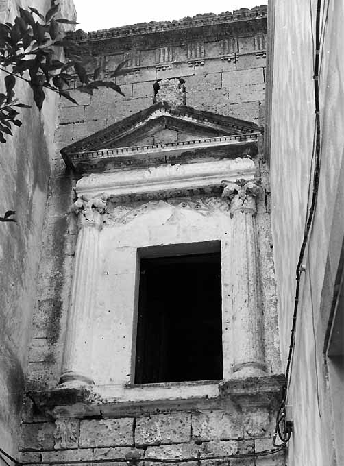finestra - ambito salentino (metà sec. XVI)