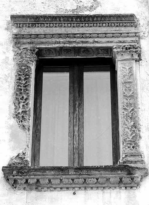 finestra - ambito salentino (metà sec. XVI)