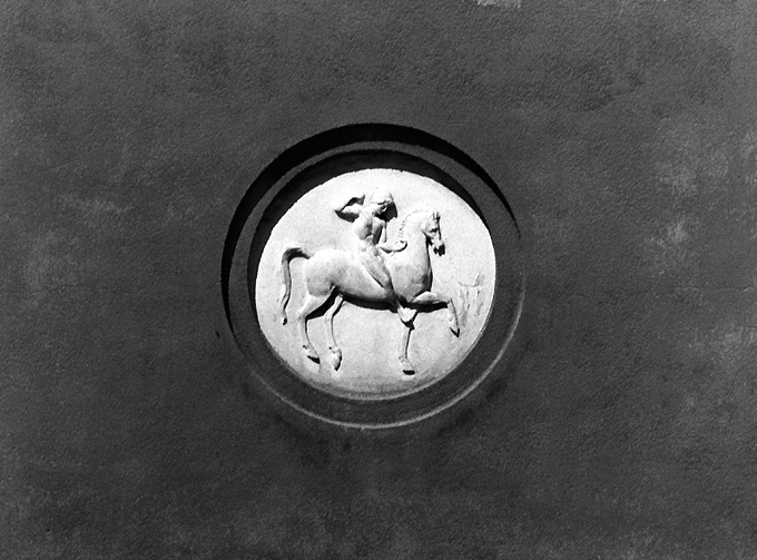 giovane a cavallo (rilievo) di Ceschi Carlo (sec. XX)