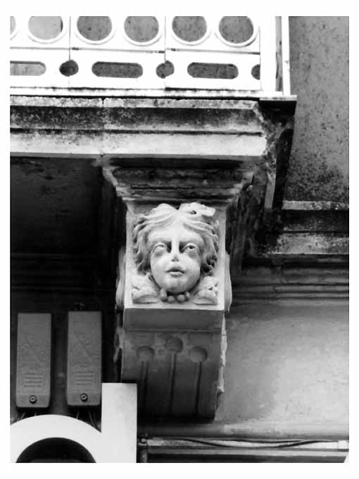 testa di donna (rilievo) - ambito salentino (primo quarto sec. XX)